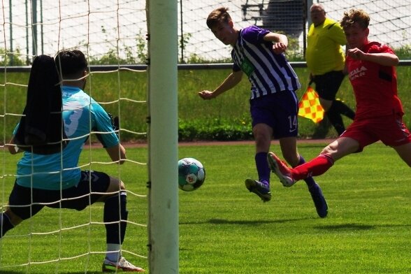 Finn Hetzsch erzielte gegen Hertha Zehlendorf das 1:0 für die U-19-Fußballer des FCE, der im Spitzenspiel dennoch unterlag. 