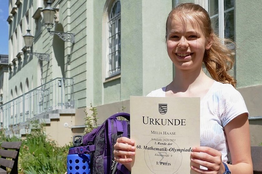 Melia Haase zeigt die Urkunde, die sie für ihre volle Punktzahl bei der Mathematik-Olympiade auf sächsischer Ebene erhalten hat. Der erste Preis war ihr damit nicht zu nehmen. 