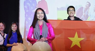 Junge Vietnamesin über Zwickau: "Klein, aber geil" - Beim Vietnamesischen Länderabend stellte Moderatorin Thi Thao Quyen Nguyen auch Trachten der verschiedenen Landesteile vor. 