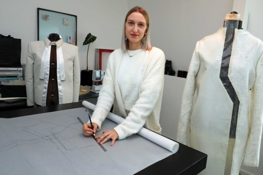 Junge Vogtländerin gewinnt Preis für Nachwuchsdesigner - Jungdesignerin Sophie Schramek bei der Arbeit an ihrer Kollektion aus Alpakawolle. 
