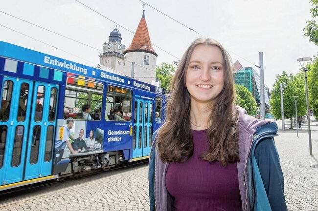 Junge Vogtländerin kontert Moderator Jan Böhmermann live im ZDF: Was sie ihm zu sagen hat - "Sachsen ist schön und Plauen auch", sagt Madita Winkler. Sie hat oft in der Stadt zu tun. 