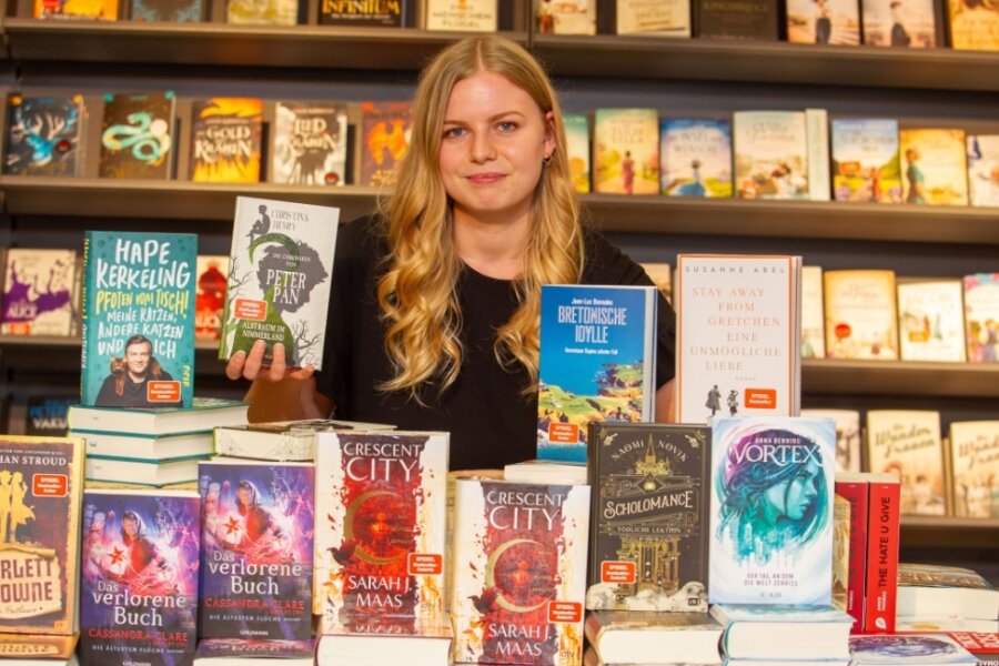Junge Vogtländerin leitet neue Hugendubel-Filiale - Julia Domschke nimmt die Herausforderung an. Sie managt die Buchhandlung im Herzen Plauens - und zeigt ihre Lieblingsbücher. 