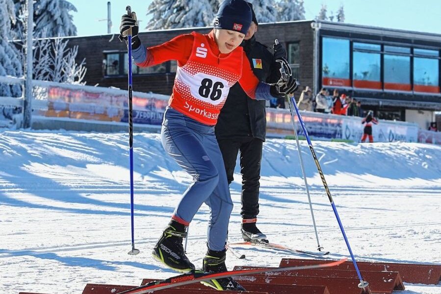 Junge Wintersportler sammeln Schulnoten bei Kaiserwetter - Geschicklichkeit war beim Vielseitigkeitslauf in der Altersklasse bis 12 Jahre gefragt. Auch Jann Hoffmann von der Grundschule Bärenstein gab sein Bestes. 