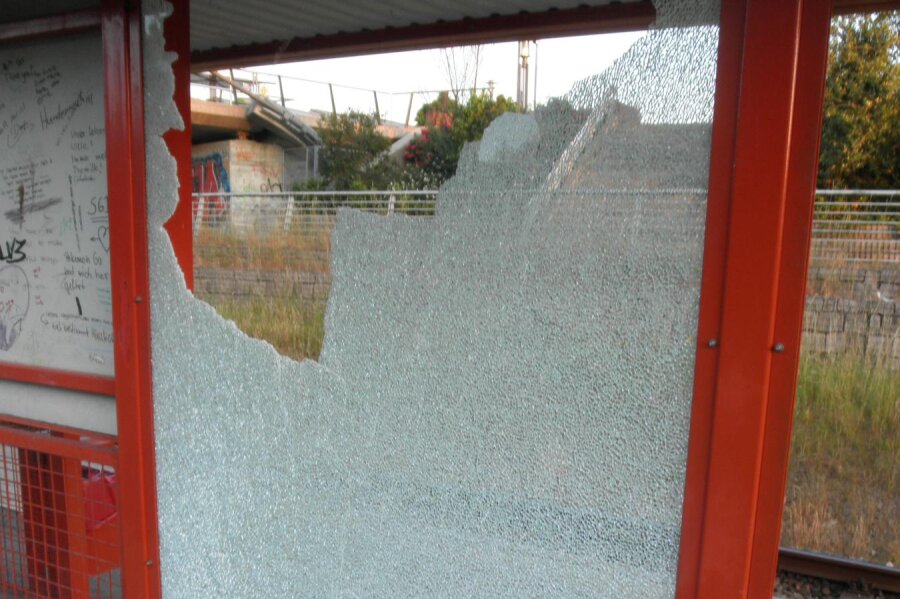 Junge zerstört Scheibe des Fahrgastunterstandes in Wilkau-Haßlau - Ein 12-Jähriger hat am Montagabend die Scheibe des Fahrgastunterstandes in Wilkau-Haßlau mit einem Stein zerschlagen.