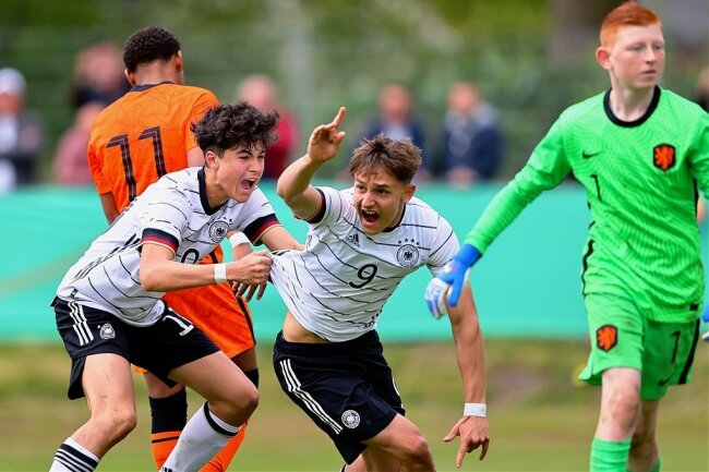 Junger Chemnitzer trifft bei seinem Debüt für die deutsche Nationalmannschaft - Cenny Neumann (Nummer 9) bejubelt seinen Treffer zum 1:0 für die deutsche U-15-Auswahl Anfang Mai gegen die Niederlande. 