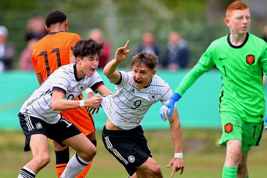 Junger Chemnitzer trifft bei seinem Debüt für die deutsche Nationalmannschaft - Cenny Neumann (Nummer 9) bejubelt seinen Treffer zum 1:0 für die deutsche U-15-Auswahl Anfang Mai gegen die Niederlande. 