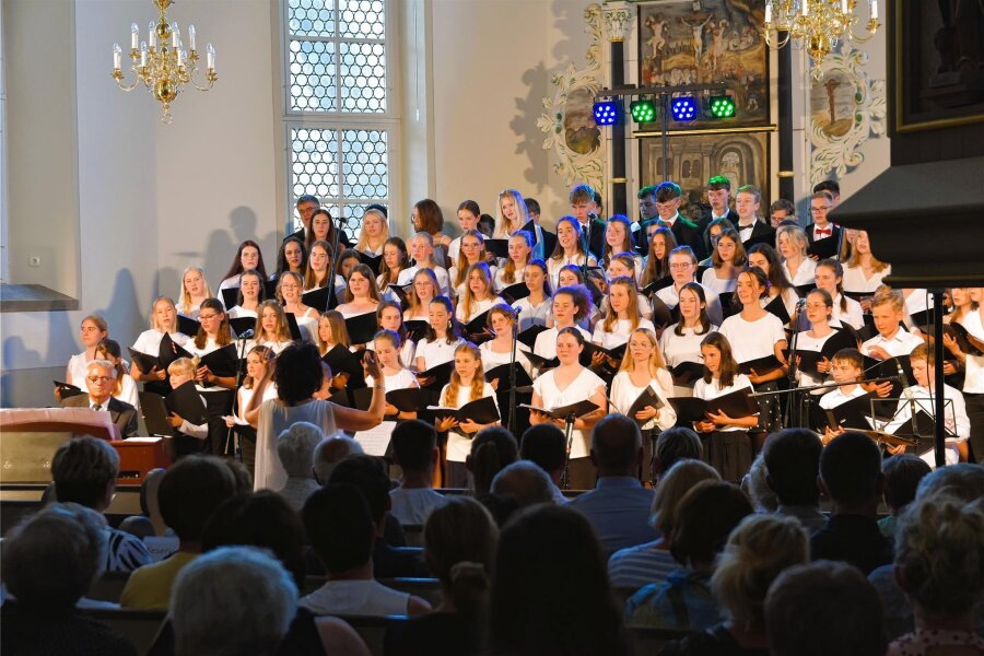 Junger Chor will Thumer Kirche musikalisch mit Hoffnung füllen - Der Chor des Humanistischen Greifenstein-Gymnasiums Thum hat bereits beim Sommerkonzert viele Besucher in der Annenkirche begeistert. Am Donnerstag folgt das Weihnachtskonzert des Ensembles.