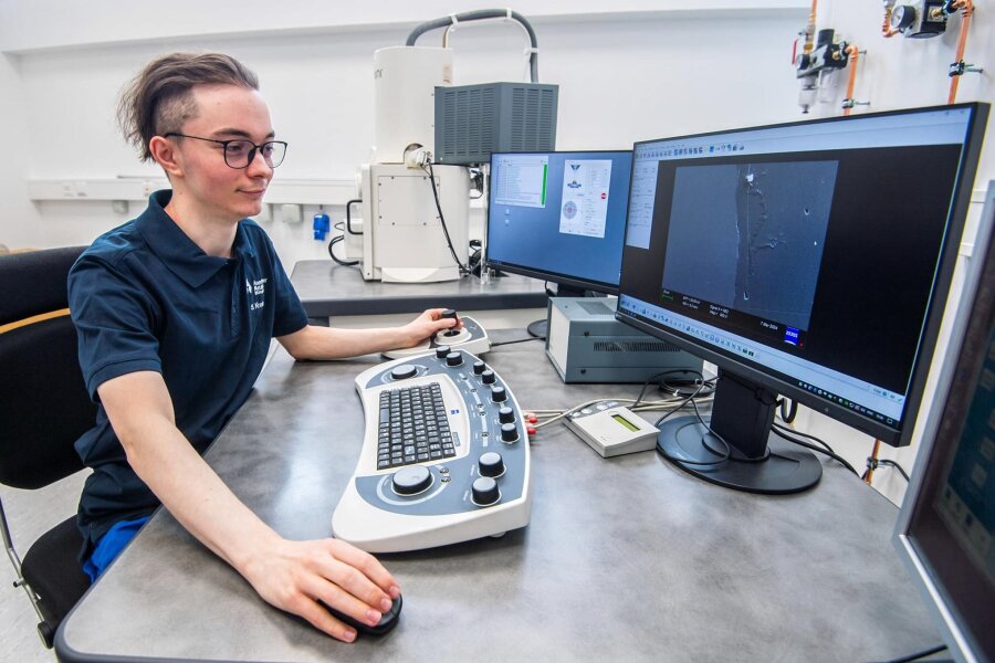 Junger Erzgebirger macht besten Abschluss als Werkstoffprüfer - Sebastian Kreiseler bei der Arbeit mit dem Elektronenmikroskop. In der Firma ist er einer von zwei Kollegen, die das Gerät bedienen.