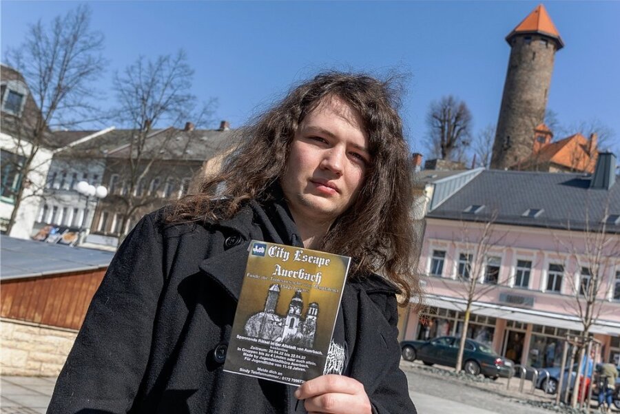 Maurizio Schietzel (20) arbeitet derzeit im Auerbacher Jugendstadtbüro. Mit seinem "City Escape Auerbach" will er Spannung mit Ortsgeschichte verbinden. 