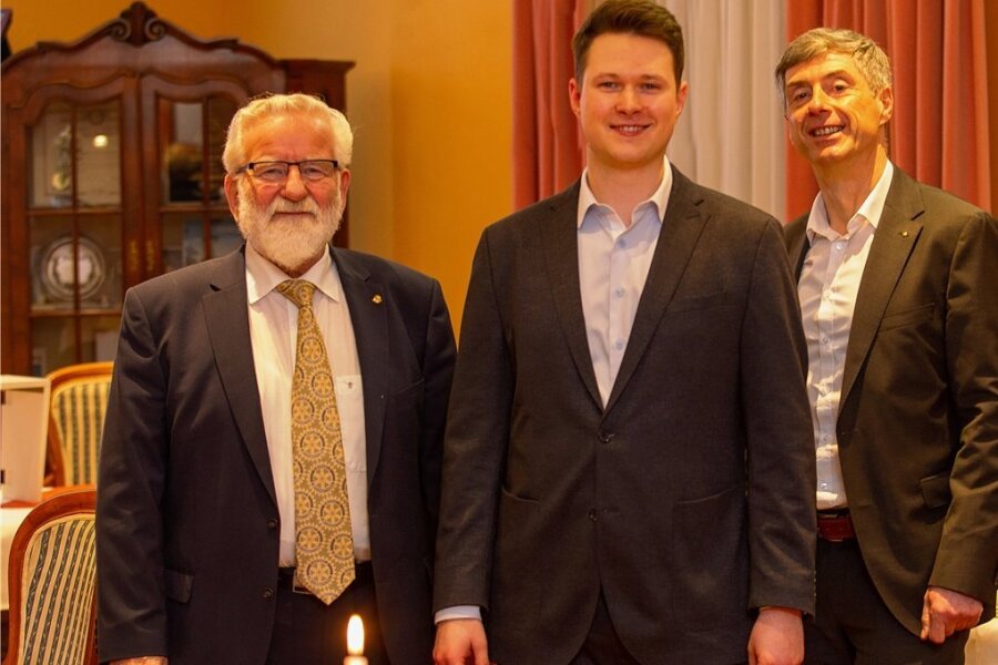 Junger Forscher erhält in Plauen Innovationspreis - Rotary-Präsident Holger Männel (l.) und Andreas Hostalka (r.) freuen sich mit Preisträger Marcus Herrmann. 
