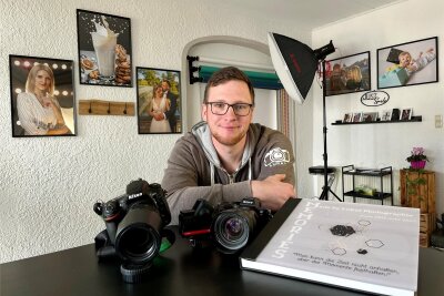 Junger Fotograf eröffnet Atelier in der Schwarzenberger Altstadt - Lukas Ullmann ist oft und gern mit seinen Kameras unterwegs. Jetzt aber ist er auch mit einem Geschäft in der Altstadt „sesshaft“ geworden.