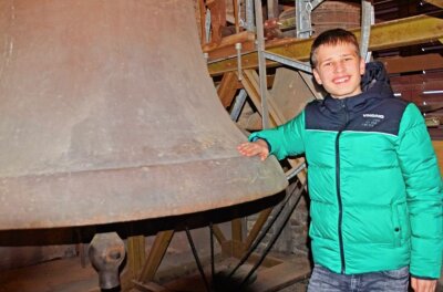Junger Glockenfan als Experte gefragt - Johnny Geipel neben einer der drei Neumarker Glocken. Deren Geschichte ist eng mit dem Ersten Weltkrieg verknüpft und mit einem Engpass an Material und Gießkapazität in der Glockengießerei Apolda.