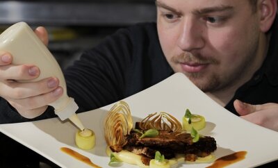 Junger Koch mit hohem Anspruch an sein Handwerk - Sebastian Braun gehört seit etwa vier Monaten zum Team im "Bergauers". Das Schneeberger Restaurant setzt auf gehobene Küche und derzeit auf ein Menükonzept.