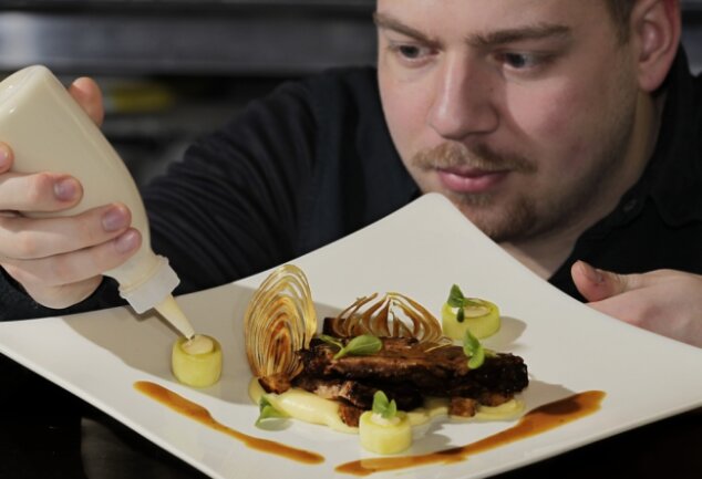 Junger Koch mit hohem Anspruch an sich und sein Handwerk - Sebastian Braun gehört seit etwa vier Monaten zum Team im "Bergauers". Das Schneeberger Restaurant setzt auf gehobene Küche und derzeit auf ein Menükonzept.
