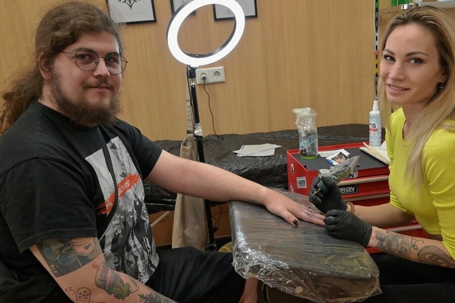 Junger Mann baut sich mit Tattoo-Studio in Aue neue Existenz auf - Aimo Möbius hat sich im neuen Tattoo-Studio in Aue von Anastasiia Samoilova Kerzen auf die Finger der linken Hand stechen lassen. 