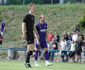 Junger Mittelsachse steigt weiter auf - Etwas Profi-Luft schnuppern durfte Max Kluge schon. Kürzlich leitete er das Freundschaftsspiel zwischen Fortschritt Lunzenau und dem FC Erzgebirge Aue, das der Drittligist aus Aue mit 20:0 gewann. 