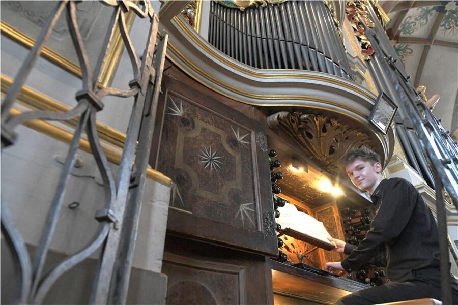 Junger Organist begeistert 150 Musikliebhaber im Freiberger Dom - Jan Liebermann an der Silbermannorgel im Freiberger Dom.