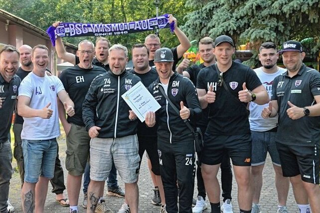 Junger Verein bietet vielen Sparten eine Plattform - Daumen hoch zum Aufstieg: Von der Handball-Kreisliga Vogtland geht es für die zweite Mannschaft der BSG Wismut Aue in die Bezirksklasse. Das wurde beim 1. Sommerfest des Vereins gebührend gefeiert. 