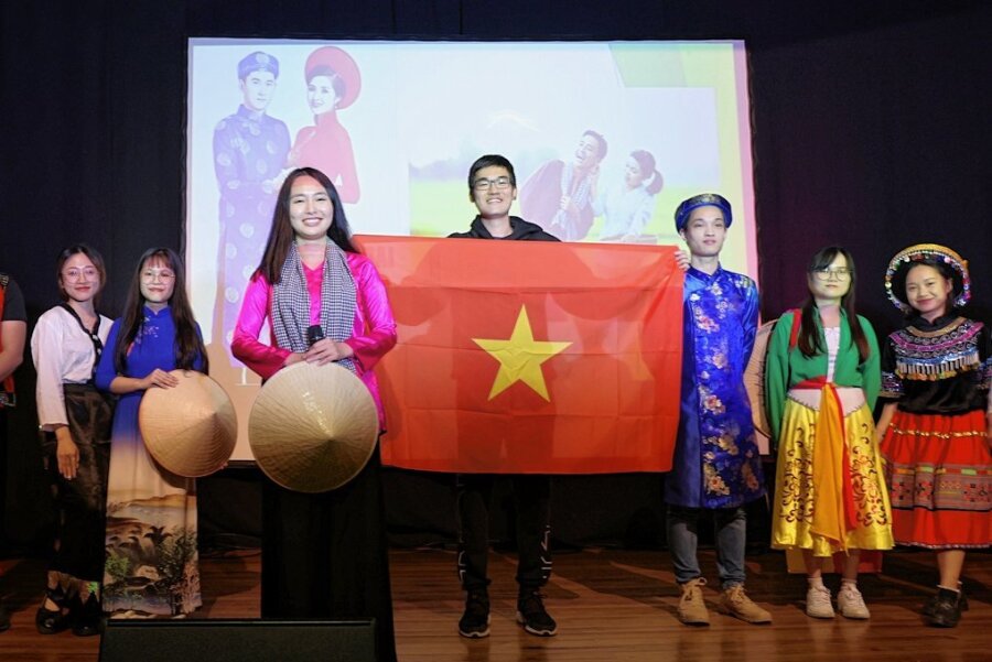 Junger Vietnamesin gefällt es in Zwickau: "Klein, aber geil" - Beim Vietnamesischen Länderabend stellte Moderatorin Thi Thao Quyen Nguyen auch Trachten der verschiedenen Landesteile vor. 