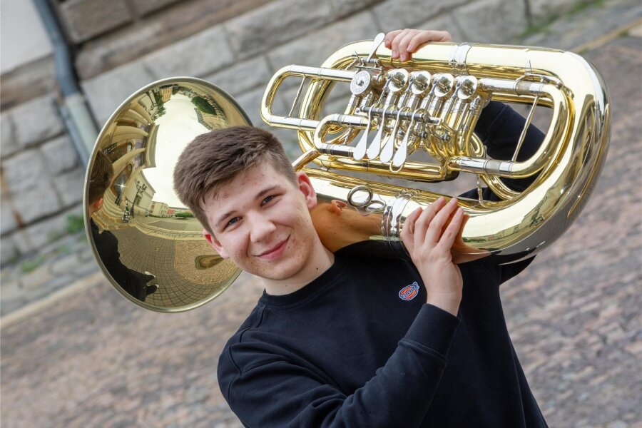 Junger Vogtländer bläst die Tuba wie kein Zweiter - und nicht nur seine Nachbarn mögen das - Emil Feustel ist momentan der einzige Tubaschüler am Vogtlandkonservatorium.