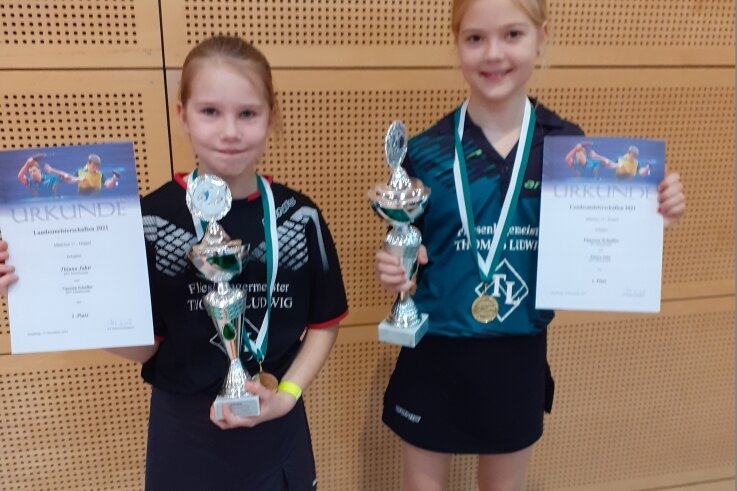 Thiana Jahn (l.) und Vanessa Schaller brachten von der U-11-Landesmeisterschaft kürzlich je zwei Medaillen mit nach Altmittweida. 