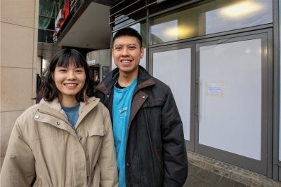 Junges Ehepaar eröffnet bald Laden in der Plauener Stadt-Galerie - Thi Thanh Huyen Nguyen und Hoang Phi Long Phan vor ihrem neuen, noch geschlossenen Laden in der Stadt-Galerie.