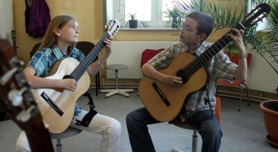 Elisabeth Hinz (12) und Martin Schley (13) spielen bei Martina Schlagmann im Konservatorium.