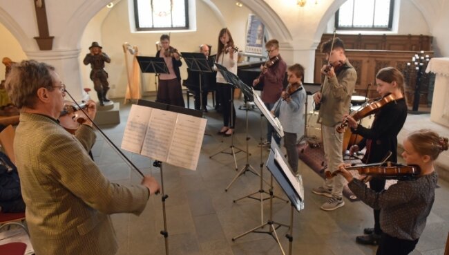 In der Bergkirche in Annaberg ist am Sonnabend das traditionelle Frühlingskonzert der Kreismusikschule Erzgebirge über die Bühne gegangen. Den Auftakt vollzog das Kleine Orchester unter Leitung von Achim Gerber (l.). 