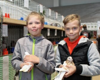 Jungzüchter lassen ihre Tauben von Experten bewerten - Josia Marek (links) und Mick Lippmann haben sich als Jungzüchter mit ihren Tieren an der Kreisjugendschau für Rassegeflügel beteiligt. 