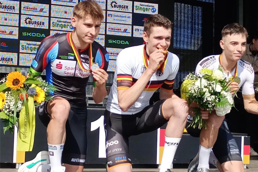Junioren-Radsportler des RSV 54 Venusberg erkämpft DM-Titel auf der Straße - Freude und Stolz waren Pepe Albrecht (Mitte) bei der Siegerehrung deutlich anzumerken.