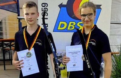 Junioren runden erfolgreiche Freiluftsaison ab - Die Plauener Nachwuchs-Bogenschützen Lucas Weigelt (links) und Thaale Neubauer sind mit Edelmetall von den Deutschen Freiluft-Meisterschaften aus Bayern zurückgekehrt.