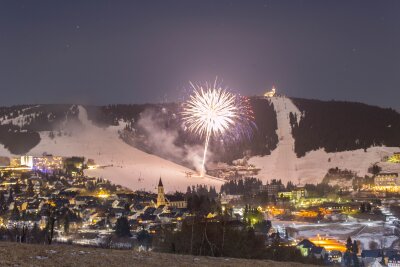 Junioren-WM beginnt mit Sternlauf - Zur JWM-Party soll es auch ein Feuerwerk geben (im Bild Pyrotechnik, die bei der Winterklassik 2017 über Oberwiesenthal leuchtete)