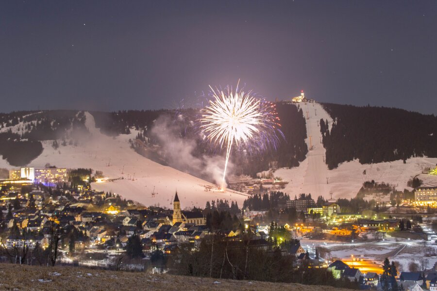 Junioren-WM beginnt mit Sternlauf - Zur JWM-Party soll es auch ein Feuerwerk geben (im Bild Pyrotechnik, die bei der Winterklassik 2017 über Oberwiesenthal leuchtete)