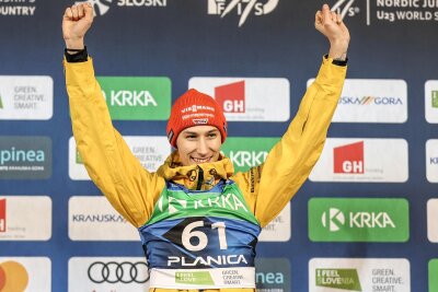 Junioren-WM in Planica: Skispringer Adrian Tittel holt erste Einzelmedaille eines Sachsen seit 37 Jahren - Adrian Tittel freut sich nach dem Gewinn der Bronzemedaille bei der Junioren-WM. Im Tal der Schanzen von Planica flog der Sachse auf 98,5 und 101,0 Meter.