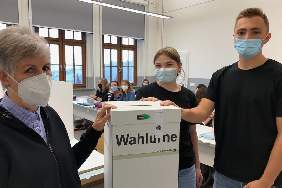 Die Juniorwahl im Bertolt-Brecht-Gymnasium Schwarzenberg: die Pädagogin Barbara Tennert sowie die Schüler Emma und Fynn. 