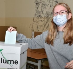 Juniorwahlen an fünf Schulen im Oberland - Jeannette Pfeiffer gehörte zu den Schülern, die am Freitagmittag in Markneukirchen ihre Stimme abgaben. 