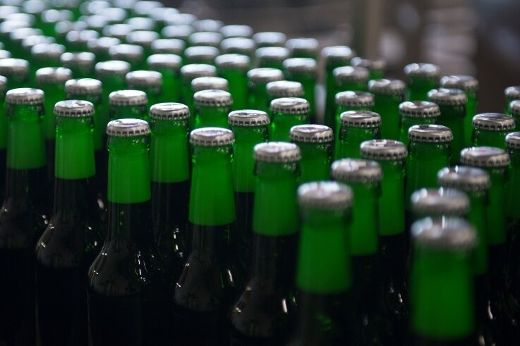  Von der Brauerei in den Supermarkt: Günstiges Bier gilt als Lockmittel. 