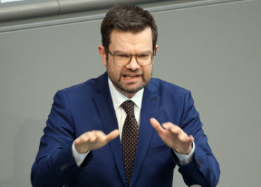 Justizminister Buschmann will Gewalt gegen Frauen strenger bestrafen - Marco Buschmann (FDP), Bundesjustizminister, spricht bei der Debatte über den Etat des Bundesministeriums für das Ressort Justiz in der Plenarsitzung im Deutschen Bundestag.