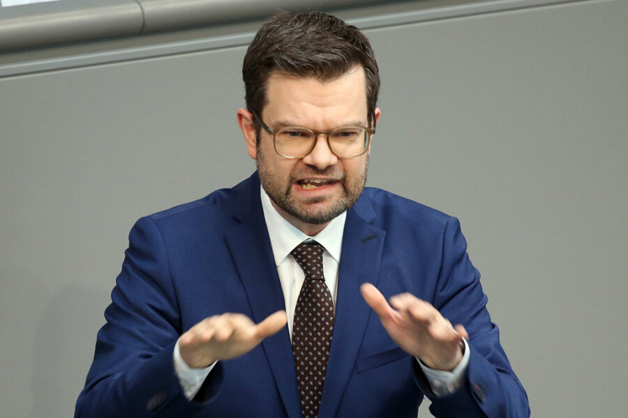 Justizminister Buschmann will Gewalt gegen Frauen strenger bestrafen - Marco Buschmann (FDP), Bundesjustizminister, spricht bei der Debatte über den Etat des Bundesministeriums für das Ressort Justiz in der Plenarsitzung im Deutschen Bundestag.