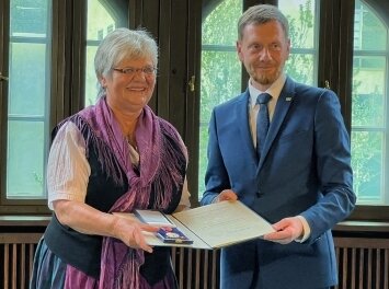 Jutta Staudt erhält Bundesverdienstkreuz - Ministerpräsident Michael Kretschmer überreicht Jutta Staudt den Bundesverdienstorden. 