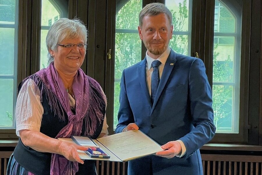 Ministerpräsident Michael Kretschmer überreicht Jutta Staudt den Bundesverdienstorden.
