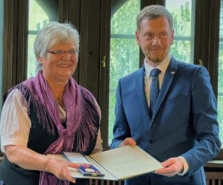 Jutta Staudt nimmt Orden entgegen - Ministerpräsident Michael Kretschmer überreicht Jutta Staudt den Bundesverdienstorden. 