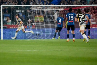Juventus Turin gewinnt italienischen Pokal - Juventus-Stürmer Dusan Vlahovic (l) traf schon in der vierten Minute zur Führung.