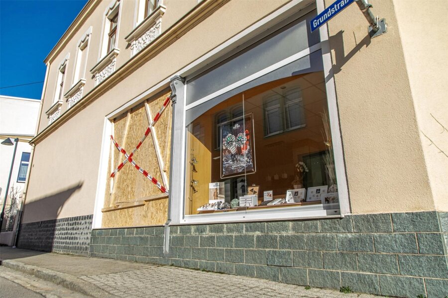 Juweliergeschäft in Thalheim ausgeraubt - In ein Juweliergeschäft in Thalheim ist in der Nacht zum Sonntag eingebrochen worden.