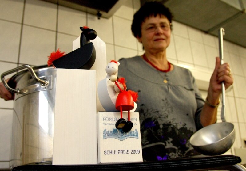 Küchenchefin legt nach 41 Jahren Kochlöffel zur Seite - 
              <p class="artikelinhalt">Theresia Bach hat den Schulpreis des Fördervereins der Mittelschule Olbernhau erhalten. </p>
            