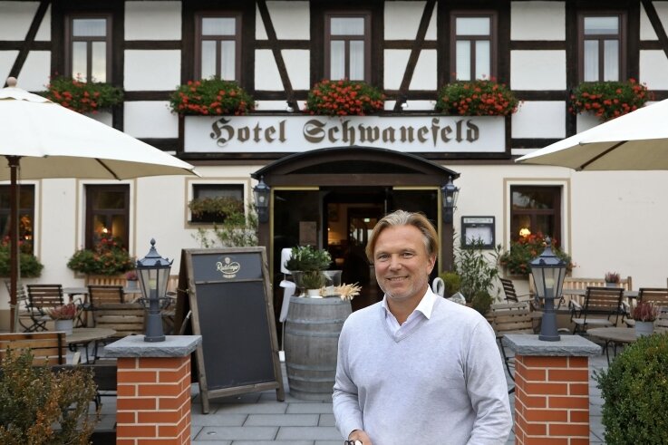 Inhaber Andreas Barth vor dem Hotel "Schwanefeld". Das Haus steht auf der Landesgrenze zwischen Sachsen und Thüringen. 