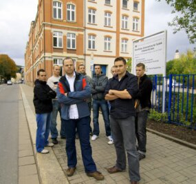 K(l)eine Klasse: Schüler stehen auf der Straße - Unterrichtet werden die Fachschüler um Marcel Heinz (vorn links) und Christoph Jendrich (r.) derzeit nicht. Sie wollen kämpfen. 