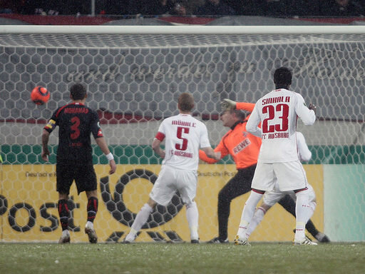 Köln fliegt aus Pokal und kassiert dreimal "Rot" - Michael Thurk trifft zum entscheidenden Treffer