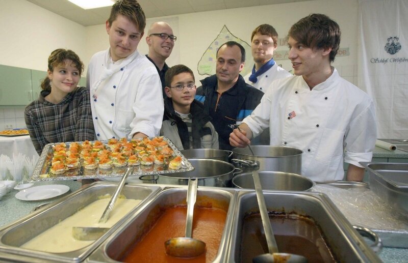 Künftiger Sterne-Koch bereitet Gaumenfreuden - 
              <p class="artikelinhalt">Daniel Dittrich aus Lößnitz (2. von links) absolviert sein zweites Lehrjahr in der Ausbildung zum Koch. Er zauberte mit seinem Team am Samstag leckere Häppchen für die BSZ-Besucher. </p>
            