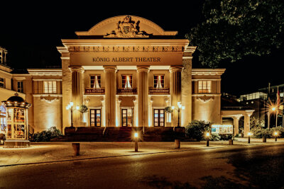 Das König Albert Theater bei Nacht.